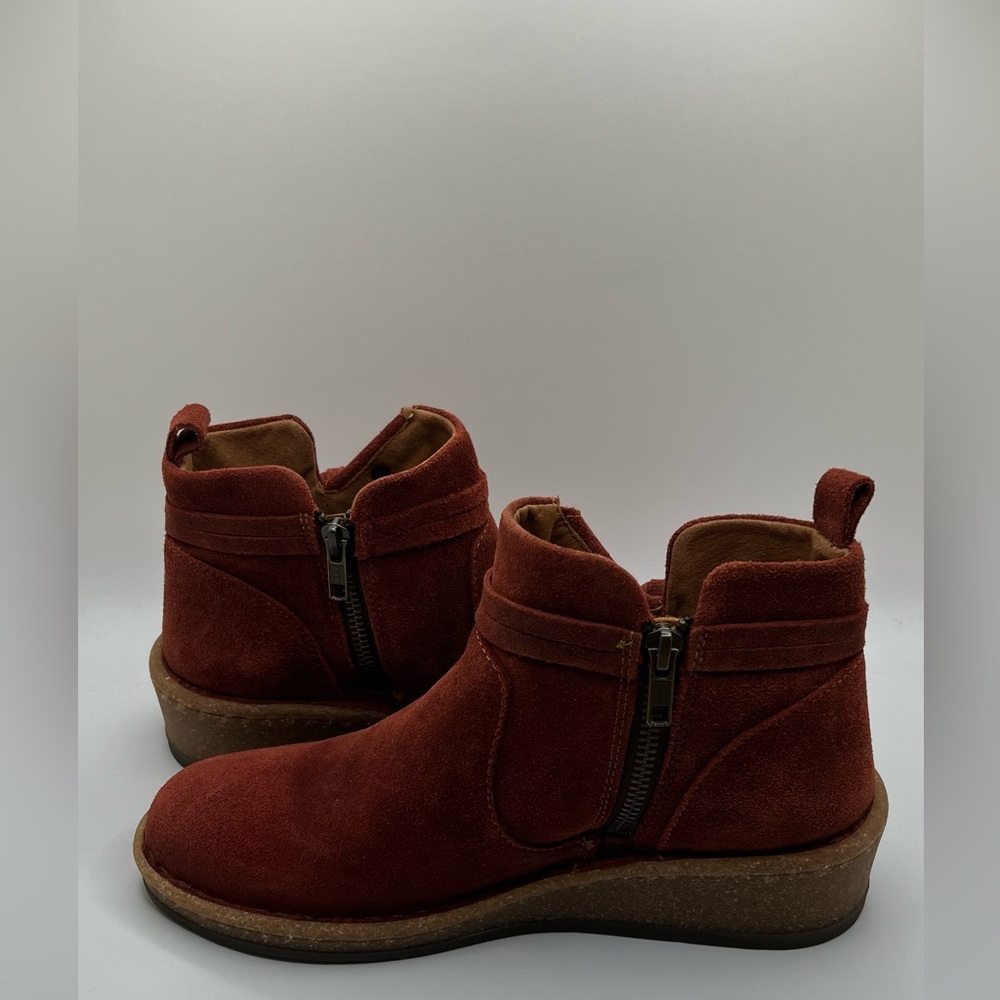 Born Women's Vaughn Round Toe Rust Suede  Leather Ankle Booties Size 8.5 / 39 - Picture 3 of 13